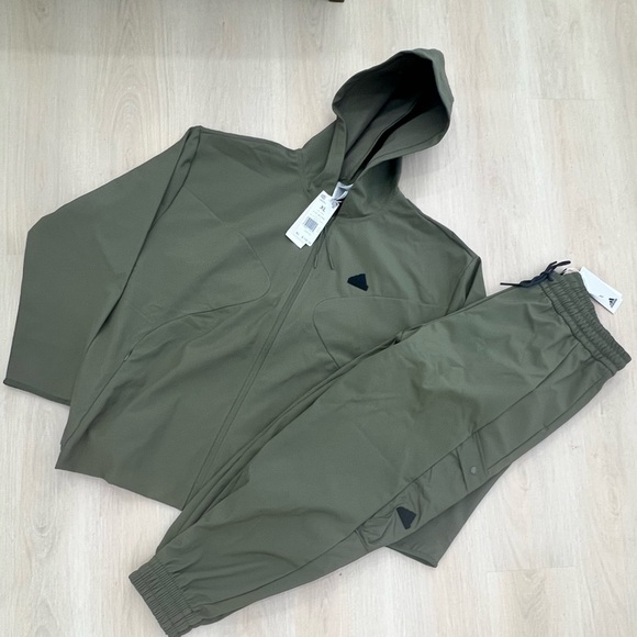 Olive Green Adidas sweatsuit - Picture 4 of 5